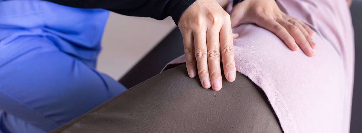 Physiotherapist,Doing,Treatment,To,Senior,Woman,Patient,In,Clinic,,elderly